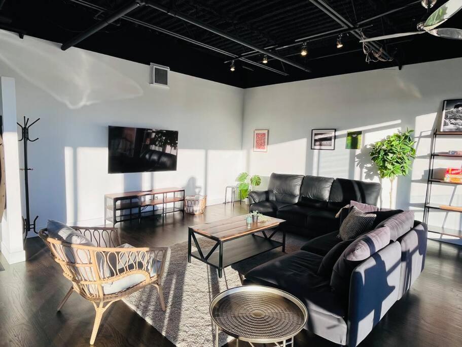 Sunny Penthouse On 17Th Ave, 1 Bedroom, 1 Loft Bed With Ladder, 1 Sofa Bed, Sleeps 6, Downtown YYC Exteriör bild