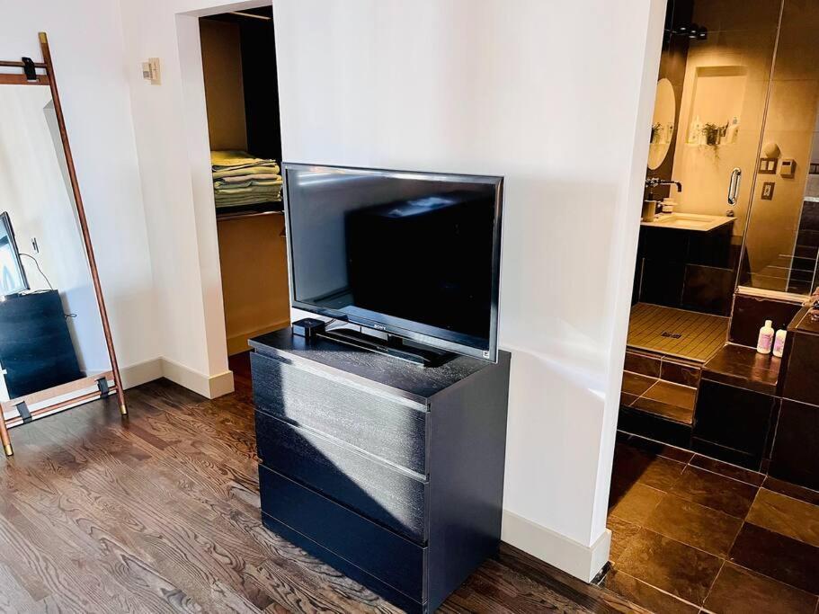 Sunny Penthouse On 17Th Ave, 1 Bedroom, 1 Loft Bed With Ladder, 1 Sofa Bed, Sleeps 6, Downtown YYC Exteriör bild