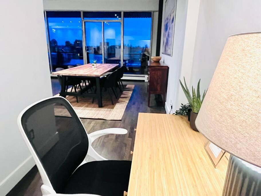 Sunny Penthouse On 17Th Ave, 1 Bedroom, 1 Loft Bed With Ladder, 1 Sofa Bed, Sleeps 6, Downtown YYC Exteriör bild