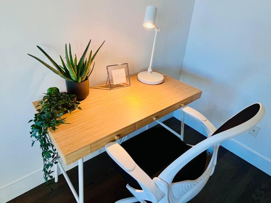 Sunny Penthouse On 17Th Ave, 1 Bedroom, 1 Loft Bed With Ladder, 1 Sofa Bed, Sleeps 6, Downtown YYC Exteriör bild